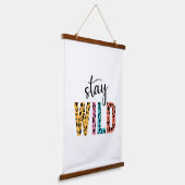 ステイ・ワイルド 吊り下げ型タペストリー (傾斜あり)