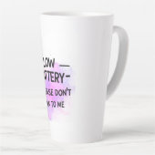 ステッカー低バッテリお願い話さないで – Funn カフェラテマグ (右アングル)