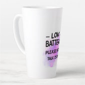 ステッカー低バッテリお願い話さないで – Funn カフェラテマグ (左アングル)