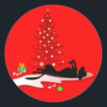 ステッカー – Black Lab Christmas – 赤<br><div class="desc">ラウンドスティッカーブラックドッグ&クリスマスツリーデザイン（赤）ジュリー・アルヴァレス</div>