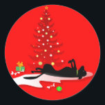 ステッカー – Black Lab Christmas – 赤<br><div class="desc">ラウンドスティッカーブラックドッグ&クリスマスツリーデザイン（赤）ジュリー・アルヴァレス</div>