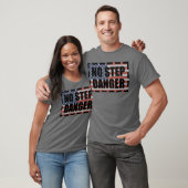 ステップなし危険フラグ Tシャツ (ユニセックス)