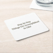 「ステップバイステップ」かわいいデザイン。買今 スクエアペーパーコースター (アングル)