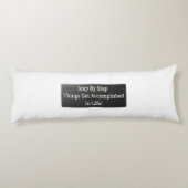 「ステップバイステップ」かわいいデザイン。買今 ボディピロー (裏面)