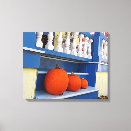 ステップ上の3つのカボチャ – マーサのブドウ畑 キャンバスプリント (正面)