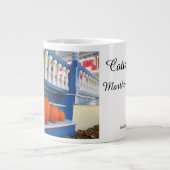 ステップ上の3つのカボチャ – マーサのブドウ畑 ジャンボコーヒーマグカップ (正面)