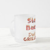 ステップ背部パパの焼くTシャツおよびギフト フロストグラスマグカップ (正面左)