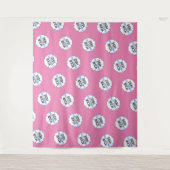 ステップ＆リピート背景 自社ロゴ ピンク タペストリー (正面)