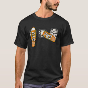 ステッ救クシフトガスペダルかかとトウギアレースカー Tシャツ