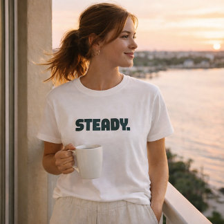 ステディ ミニマル タイポグラフィー Tシャツ