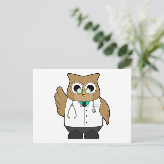 ステトスコープをかけたフクロウの医者 ポストカード (スタンド正面)