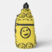 ステンカッコいいドハッピー笑顔顔のパターン黄色 スリングバッグ (正面)