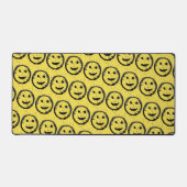 ステンカッコいいドハッピー笑顔顔のパターン黄色 デスクマット (正面)