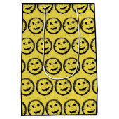 ステンカッコいいドハッピー笑顔顔のパターン黄色 ミディアムペーパーバッグ (裏面)