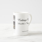 ステンドグラスと氷柱 – マーサのブドウ畑 ボーンチャイナマグカップ (正面右)