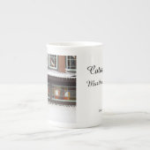 ステンドグラスと氷柱 – マーサのブドウ畑 ボーンチャイナマグカップ (正面)