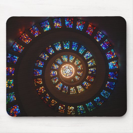 ステンドグラスの螺線形の窓 マウスパッド (正面)