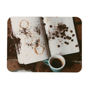 ステンドブックと豆の入った熱く汚れたコーヒー マグネット