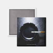 ステンレス鋼の上に火を付けたタバコと灰皿 マグネット (正面/裏面)