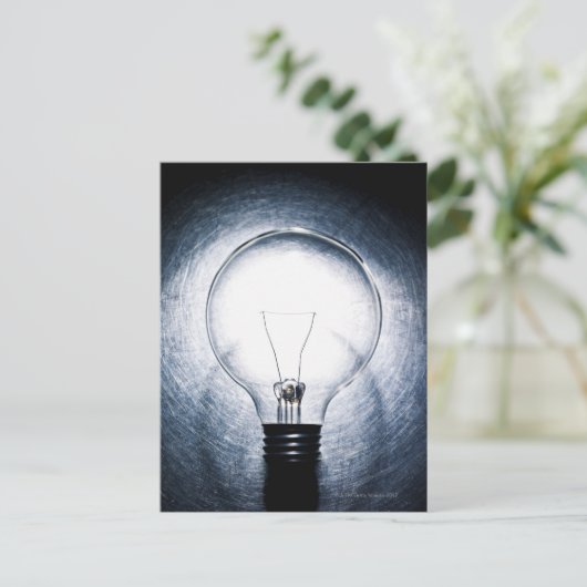 ステンレス鋼の背景の電球 ポストカード (スタンド正面)