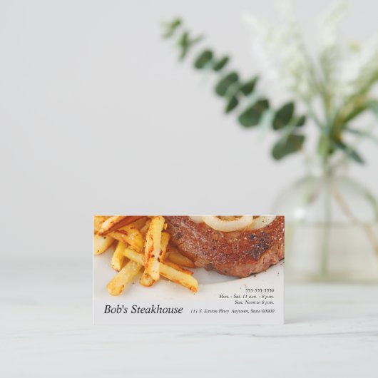 ステーキに玉ねぎとフライドポテトを添える 名刺 (スタンド正面)