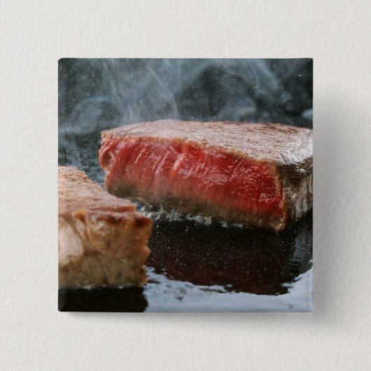 ステーキ3 缶バッジ (正面)