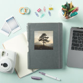 ストイックな優雅さ – 一本の松の木の絵画イメージ シール (iPadカバー)