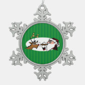 ストギー喫煙サンタおもしろいグリーンストライプのオーナメント スノーフレークピューターオーナメント (正面)