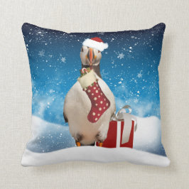 ストッキングおよびギフトを持つ冬休みのツノメドリ クッション