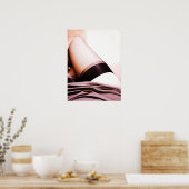 ストッキング脚がスカートの下に現れる ポスター (キッチン)