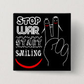 ストップ戦争が笑顔で始まる平和サインおもしろいスケッチ 缶バッジ (正面)