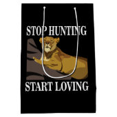 ストップ狩り開始Loving Lioness ミディアムペーパーバッグ (裏面)