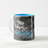 ストップ話がインスピレーションやる気を起こさせるを ツートーンマグカップ (正面左)