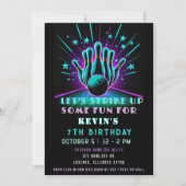 ストライクアップいくつかのおもしろいネオングローボーリング誕生日 招待状 (正面)