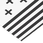 ストライブ柄が付いているシックで黒く及び白いスイスの十字は縁どります ショートテーブルランナー (コーナー)