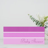 ストライプなピンクのお尻および点のベビーシャワー招待状 招待状 (スタンド正面)
