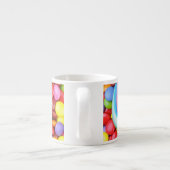 ストライプのな棒つきキャンデーおよび多彩のSmarties エスプレッソカップ (裏面)