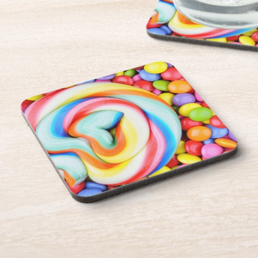 ストライプのな棒つきキャンデーおよび多彩のSmarties コースター (左側)
