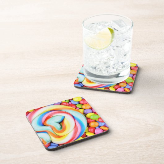 ストライプのな棒つきキャンデーおよび多彩のSmarties コースター (右側)