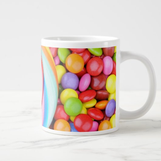 ストライプのな棒つきキャンデーおよび多彩のSmarties ジャンボコーヒーマグカップ (右)