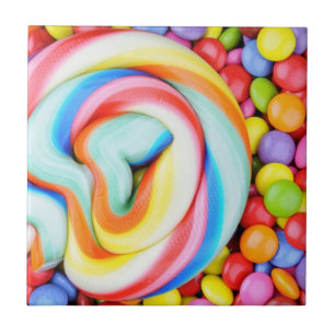 ストライプのな棒つきキャンデーおよび多彩のSmarties タイル
