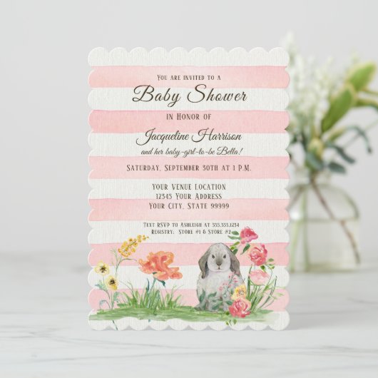 ストライプのな森林LOP耳のウサギの女の子のベビーシャワー 招待状 (スタンド正面)