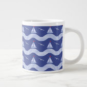 ストライプのな海パターンのヨット ジャンボコーヒーマグカップ (右)