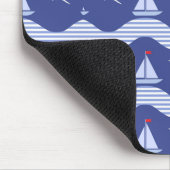ストライプのな海パターンのヨット マウスパッド (コーナー)