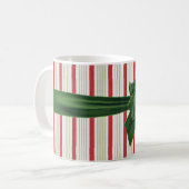 ストライプのな背景が付いているクリスマスの弓 コーヒーマグカップ (正面左)