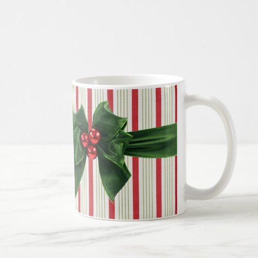 ストライプのな背景が付いているクリスマスの弓 コーヒーマグカップ (右)