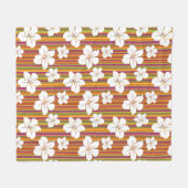 ストライプのな背景の白い花 フリースブランケット (正面(横))