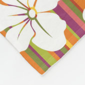 ストライプのな背景の白い花 フリースブランケット (角)