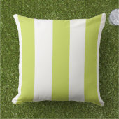 ストライプのオリーブと白 アウトドアクッション (芝生)