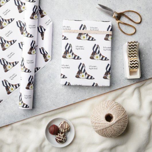 ストライプのファッションハイヒールとデイジー ラッピングペーパー (クラフト)